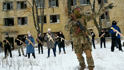 ukrainians hone survival skills as russia tensions mount