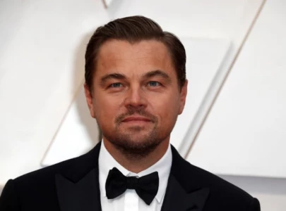 leonardo dicaprio assists drunk guest at hamptons party