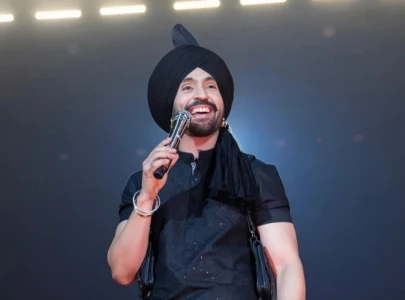 diljit wows crowd with stunning rendition of jugni diljit wows crowd with stunning rendition of jugni