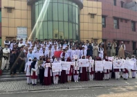 doctors in khyber pakhtunkhwa protesting on wednesday after the killing of dr mehwish hasnain in kohat photo express doctors in khyber pakhtunkhwa protesting on wednesday after the killing of dr mehwish hasnain in kohat photo express