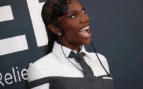 doechii gives ayo edebiri lap dance during performance in los angeles doechii gives ayo edebiri lap dance during performance in los angeles