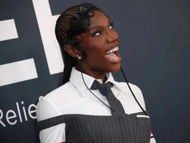 doechii gives ayo edebiri lap dance during performance in los angeles