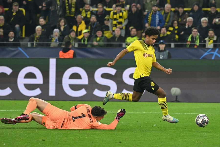 Photo of Freak Brandt goal sends Dortmund three points clear