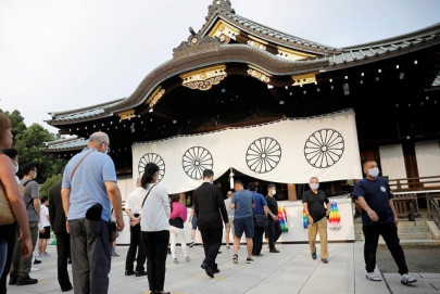 amid heat and covid 19 japanese visit yasukuni on ww2 anniversary