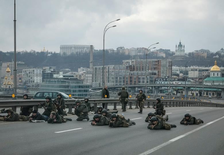 Servicemen of the Ukrainian National Guard take positions in central Kyiv as Russian forces advanced toward the capital, February 25. REUTERS