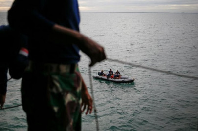 indonesia uses unmanned undersea vehicle in hunt for air crash victims black boxes