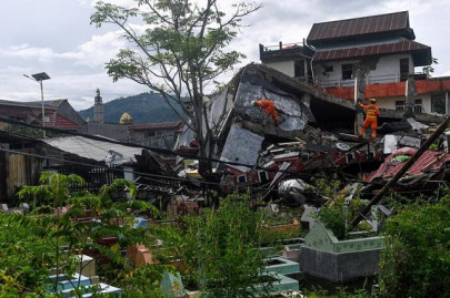 quake death toll at 73 as indonesia struggles with string of disasters