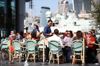 uk diner discounts push inflation down to near 5 year low