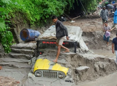 indian rescuers struggle to reach flood hit areas where over 100 are missing