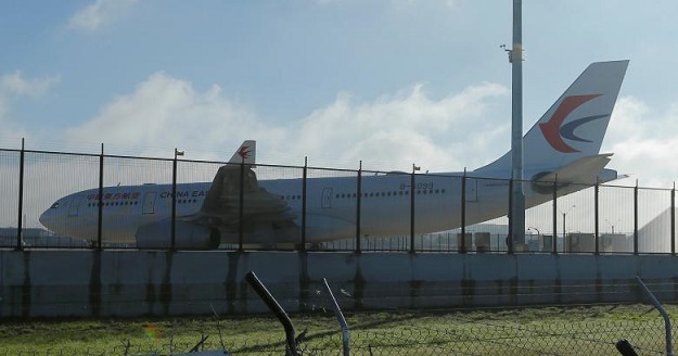 A China Eastern Airlines Airbus A330 aircraft sits on the tarmac at Sydney International Airport in Australia, June 12, 2017, after it made an emergency landing with a damaged left engine. PHOTO: REUTERS