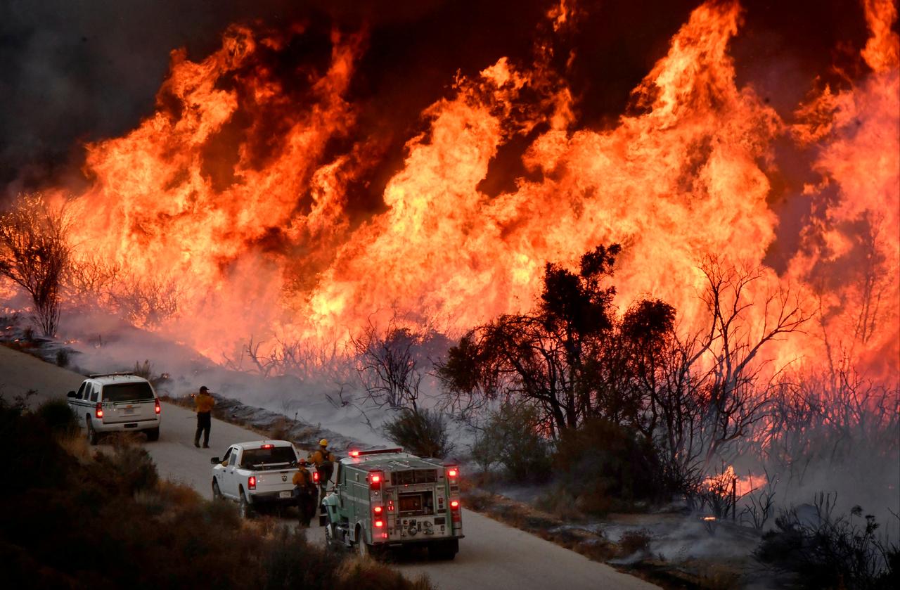 ile photo firefighters attack the thomas fire s north flank with backfires as they fight a massive wildfire north of los angeles near ojai california us dec 9 2017 reuters