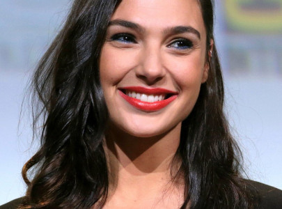 fans divide over gal gadot s casting as cleopatra