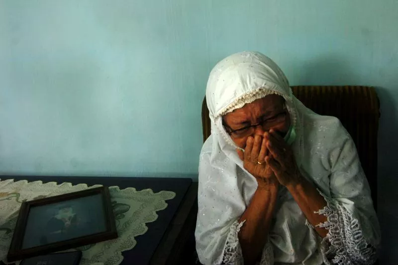 sri lungdiyanti 41 family member of a sriwijaya air passenger reacts after the flight sj182 boeing 737 500 crashed after taking off in tegal central java province indonesia january 10 2021 antara foto oky lukmansyah via reuters sri lungdiyanti 41 family member of a sriwijaya air passenger reacts after the flight sj182 boeing 737 500 crashed after taking off in tegal central java province indonesia january 10 2021 antara foto oky lukmansyah via reuters