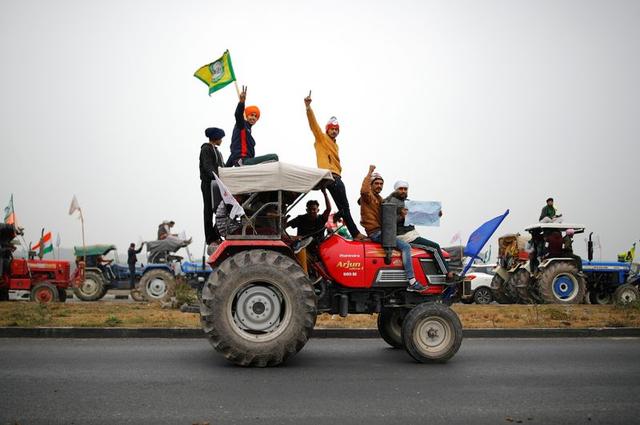 farmers participate in a tractor rally to protest against the newly passed farm bills at singhu border near new delhi india january 7 2021 reuters