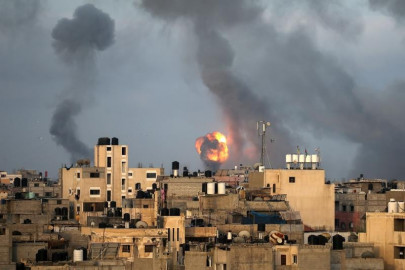 at least 26 palestinians dead as israeli strikes continue to pound gaza for second day