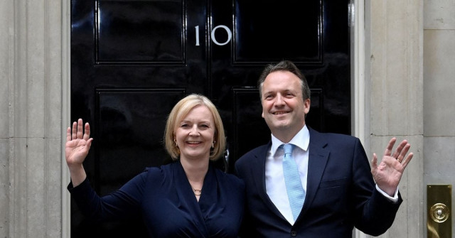 new british prime minister liz truss waves alongside her husband hugh o leary outside downing street in london britain september 6 2022 reuters new british prime minister liz truss waves alongside her husband hugh o leary outside downing street in london britain september 6 2022 reuters