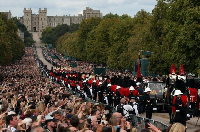 the hearse carrying the coffin of queen elizabeth is escorted along the long walk towards windsor castle photo reuters the hearse carrying the coffin of queen elizabeth is escorted along the long walk towards windsor castle photo reuters