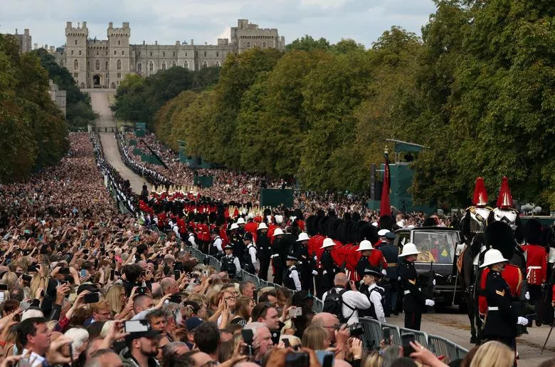 the hearse carrying the coffin of queen elizabeth is escorted along the long walk towards windsor castle photo reuters the hearse carrying the coffin of queen elizabeth is escorted along the long walk towards windsor castle photo reuters
