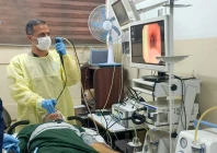 dr irtaza khan treating a patient in gaza photo dr irtaza khan