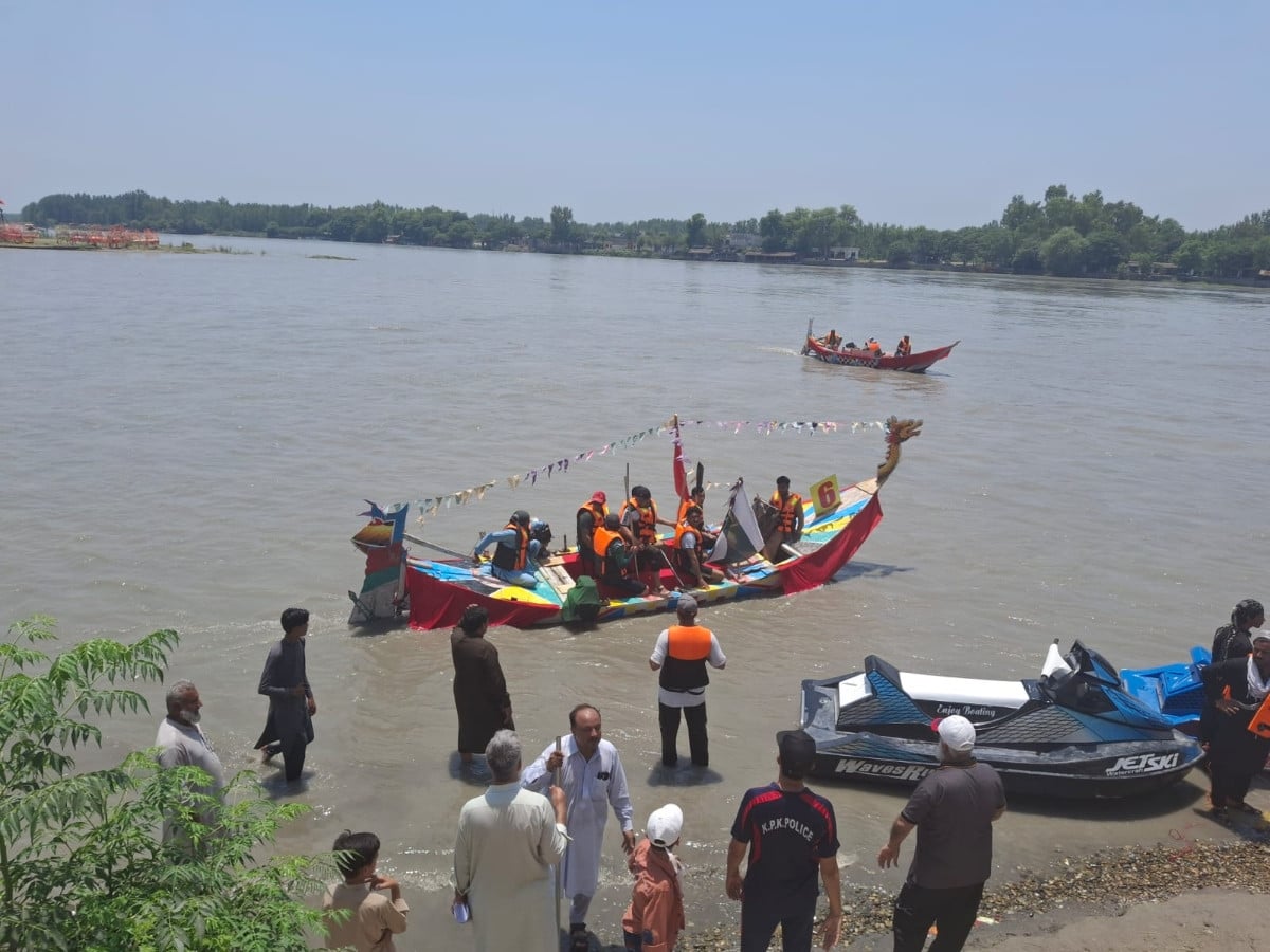 More than a hundred boatmen, divided into various teams, participated in the races. PHOTO: EXPRESS