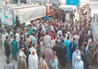people surround nagin chowrangi water hydrant during a protest against water shortage photo ppi people surround nagin chowrangi water hydrant during a protest against water shortage photo ppi