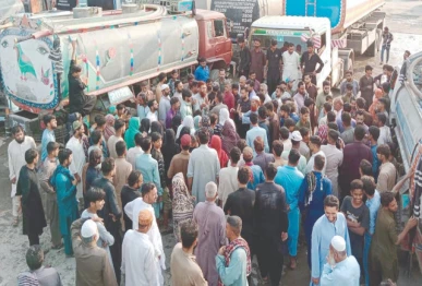 people surround nagin chowrangi water hydrant during a protest against water shortage photo ppi