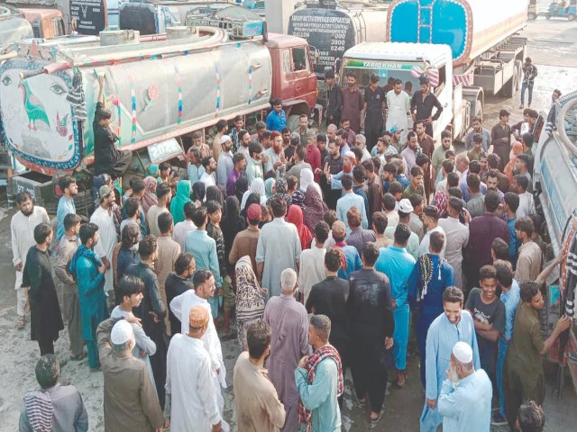 people surround nagin chowrangi water hydrant during a protest against water shortage photo ppi people surround nagin chowrangi water hydrant during a protest against water shortage photo ppi