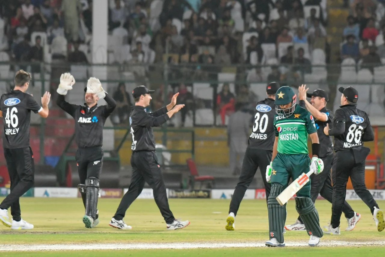 Photo of NZ win deprives Pakistan of top ranking