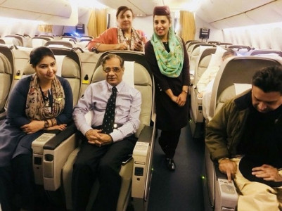naeem bukhari expresses reservations on cjp photo with pia air hostesses naeem bukhari expresses reservations on cjp photo with pia air hostesses