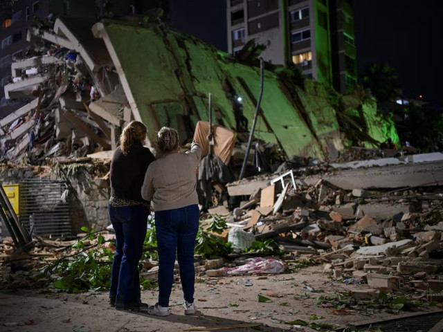 Fanny Nasri waits at the site of a collapsed building as emergency workers search for her son, Antonio Nasri, alongside Noemi Cordoba, who awaits news of her granddaughter, after an earthquake in Caracas, Venezuela, June 25, 2026. Photo: REUTERS