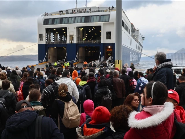 residents and tourists scramble to leave greek island on ferries and planes after barrage of tremors in santorini greece on february 04 2025 photo anadolu residents and tourists scramble to leave greek island on ferries and planes after barrage of tremors in santorini greece on february 04 2025 photo anadolu