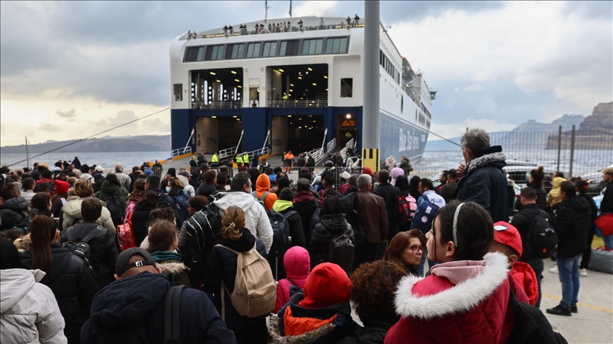 residents and tourists scramble to leave greek island on ferries and planes after barrage of tremors in santorini greece on february 04 2025 photo anadolu