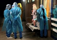 two children of an american ebola patient look through a window at their father in the isolation ward at the charite hospital in berlin germany may 21 2026 charite handout via reuters