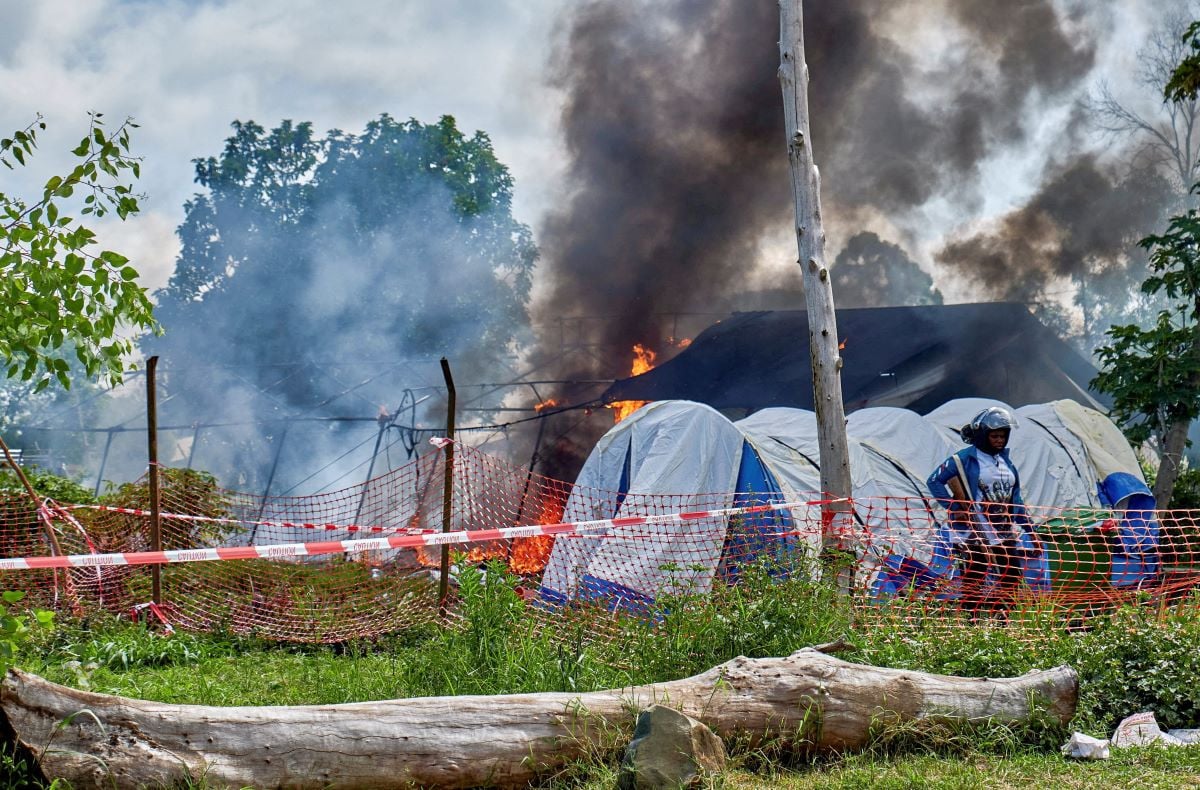 A Congolese police personnel stands guard at the burning Ebola treatment center, as aid agencies intensify efforts to contain a new Ebola outbreak involving the Bundibugyo strain outbreak, in Rwampara general hospital in Rwampara outside Bunia, Ituri province, Democratic Republic of Congo, May 21, 2026. REUTERS/Gradel Muyisa Mumbere/File Photo