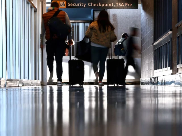 travelers wait to pass a security checkpoint at dulles international airport in dulles virginia u s november 13 2025 photo reuters travelers wait to pass a security checkpoint at dulles international airport in dulles virginia u s november 13 2025 photo reuters