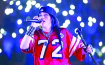 billie eilish mobbed by fans at miami show billie eilish mobbed by fans at miami show