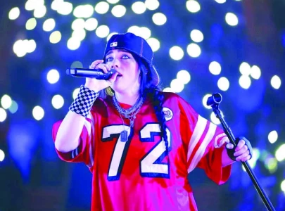 billie eilish mobbed by fans at miami show billie eilish mobbed by fans at miami show