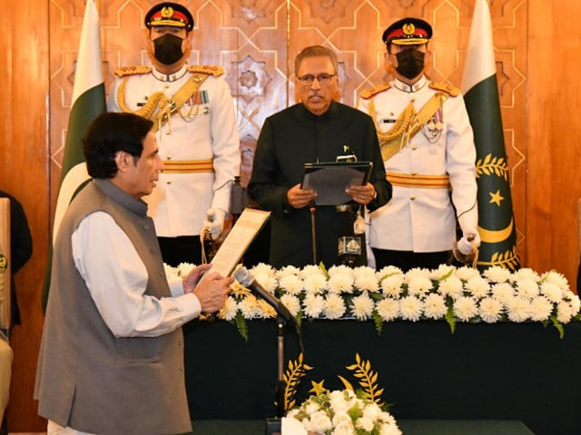 president alvi administering oath to pervaiz elahi at aiwan e sadr on wednesday photo express