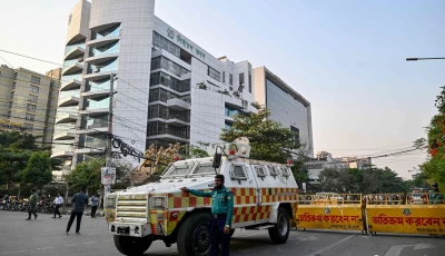 a bangladesh police personnel stands guard outside the election commission s office in dhaka on december 11 2025 ahead of the announcement of the parliamentary elections and the july national charter referendum photo afp