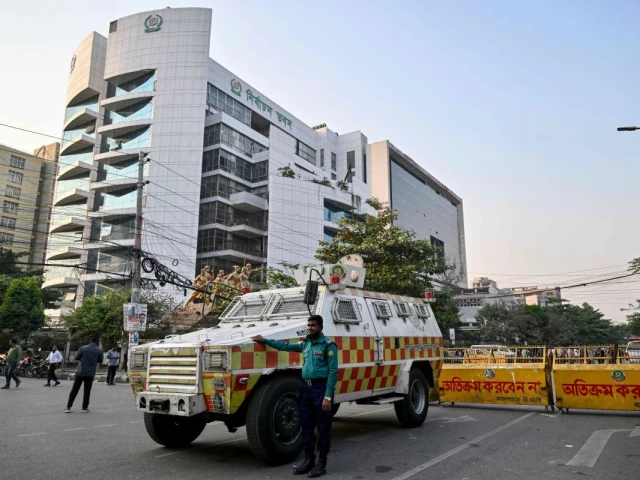 a bangladesh police personnel stands guard outside the election commission s office in dhaka on december 11 2025 ahead of the announcement of the parliamentary elections and the july national charter referendum photo afp a bangladesh police personnel stands guard outside the election commission s office in dhaka on december 11 2025 ahead of the announcement of the parliamentary elections and the july national charter referendum photo afp