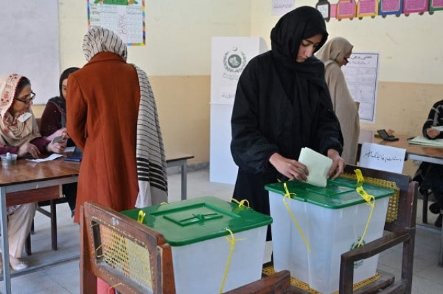 a woman casts her ballot at a polling station in islamabad on february 8 2024 photo afp a woman casts her ballot at a polling station in islamabad on february 8 2024 photo afp