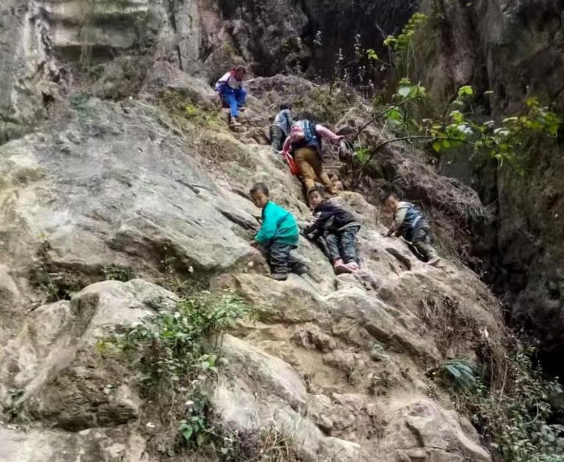 This undated file photo shows children of Nizhuhe Village climbing a cliffside path on their way to school in Puli Township, Xuanwei City, southwest China's Yunnan Province. PHOTO: XINHUA