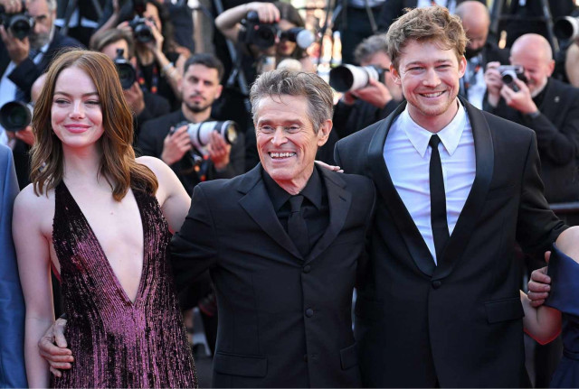 emma stone willem dafoe and joe alwyn photo kristy sparow emma stone willem dafoe and joe alwyn photo kristy sparow