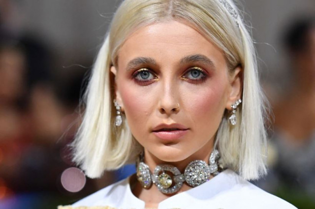 youtuber emma chamberlain graduates high school at 23 youtuber emma chamberlain graduates high school at 23