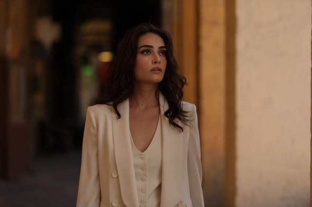esra bilgic s shut up call to male troll proves she is the sultan of sass esra bilgic s shut up call to male troll proves she is the sultan of sass