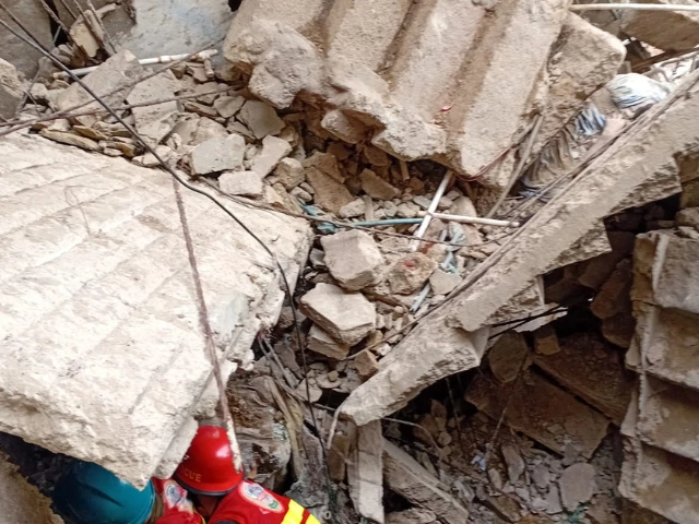 at least five dead six injured as residential building collapses in lyari