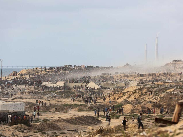 Palestinians gather on a coastal path west of Beit Lahia to attempt to get food aid on July 29, 2025, after aid trucks entered the Israel-besieged Gaza Strip from the northern Zikim border crossing. — AFP