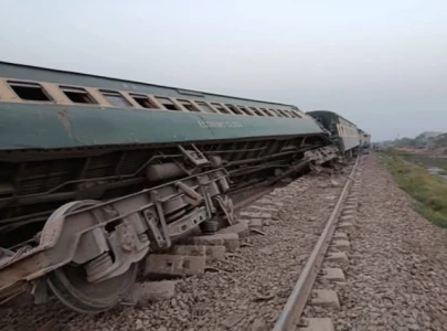 shalimar express derails near faisalabad after colliding with trailer shalimar express derails near faisalabad after colliding with trailer