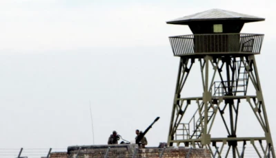 iranian soldiers stand guard inside the natanz uranium enrichment facility 322km 200 miles south of iran s capital tehran march 9 2006 reuters raheb homavandi file photo