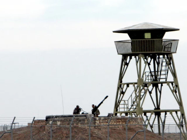 iranian soldiers stand guard inside the natanz uranium enrichment facility 322km 200 miles south of iran s capital tehran march 9 2006 reuters raheb homavandi file photo iranian soldiers stand guard inside the natanz uranium enrichment facility 322km 200 miles south of iran s capital tehran march 9 2006 reuters raheb homavandi file photo